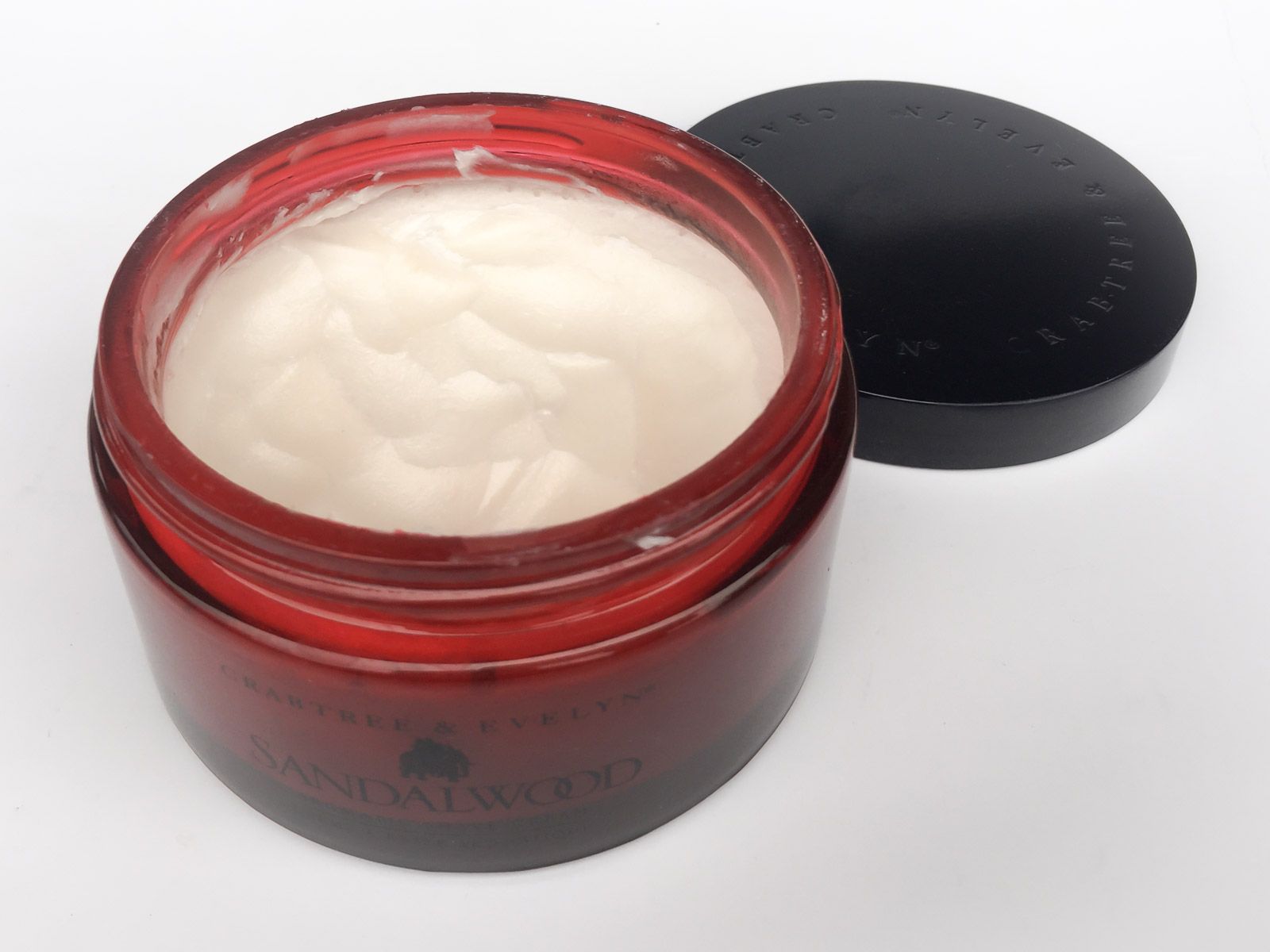 Konsystencja kremu do golenia Crabtree & Evelyn Sandalwood Aromatic Shave Cream