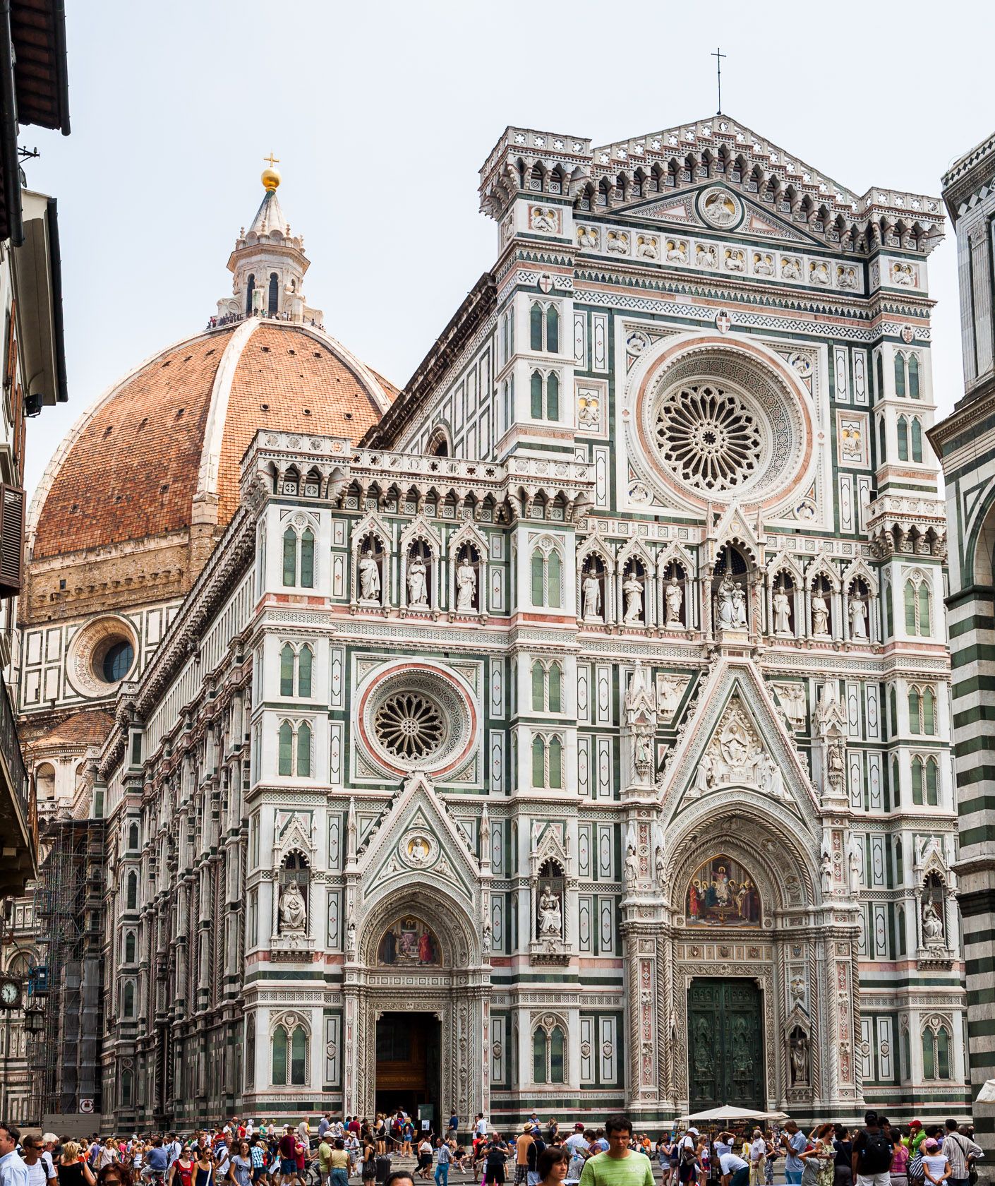 Fasada katedry Santa Maria del Fiore we Florencji. Na drugim planie widoczna wspaniała kopuła przykrywająca wschodnią część budowli.