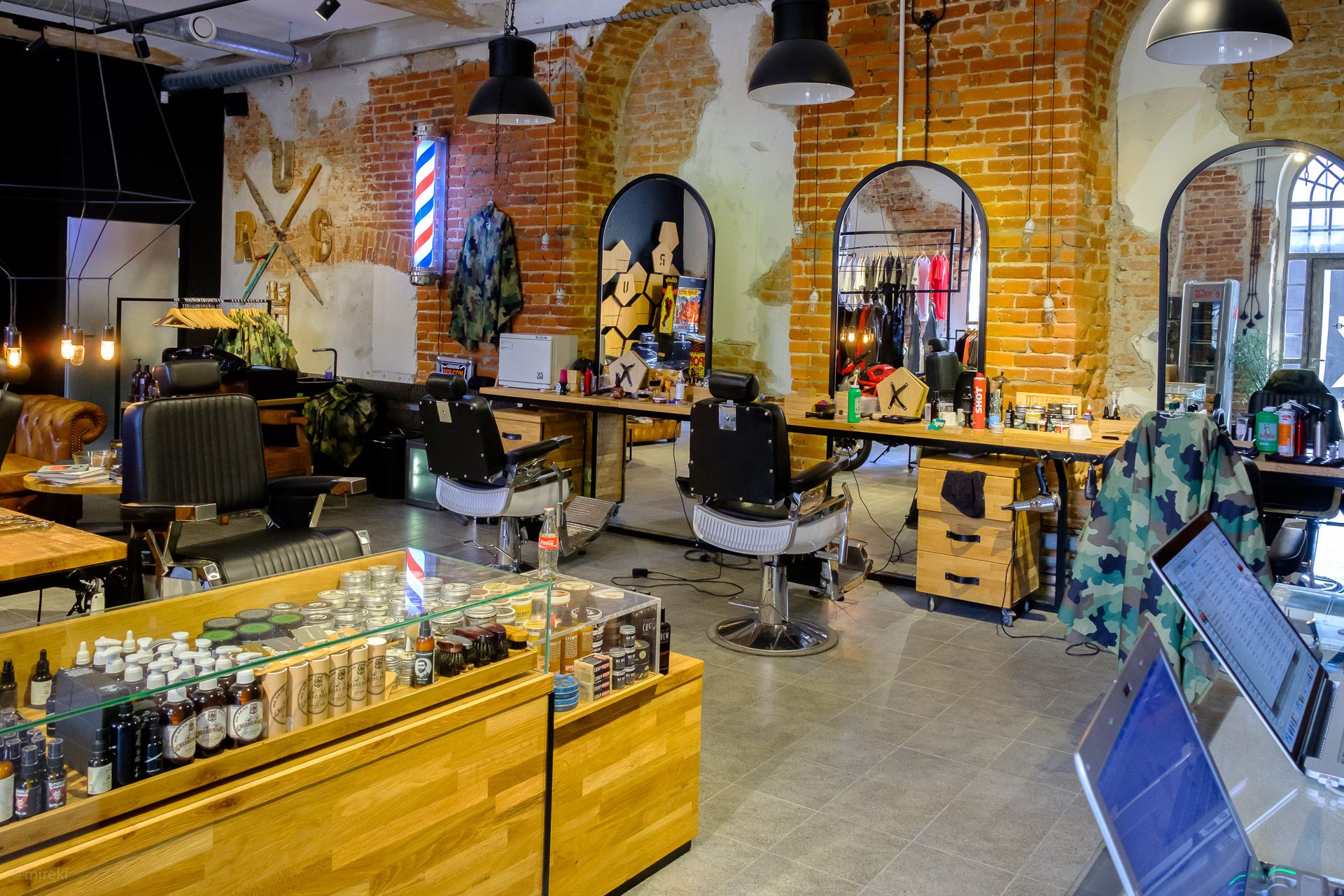 Wnętrze zakładu fryzjerskiego Brush Barber Shop w Łodzi