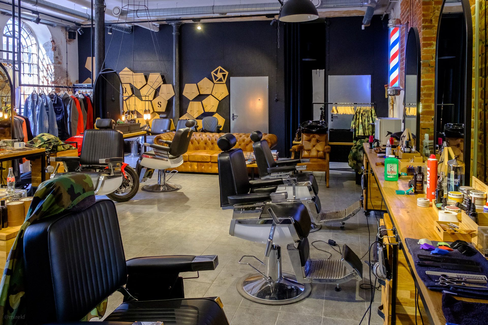 Wnętrze zakładu fryzjerskiego Brush Barber Shop w Łodzi