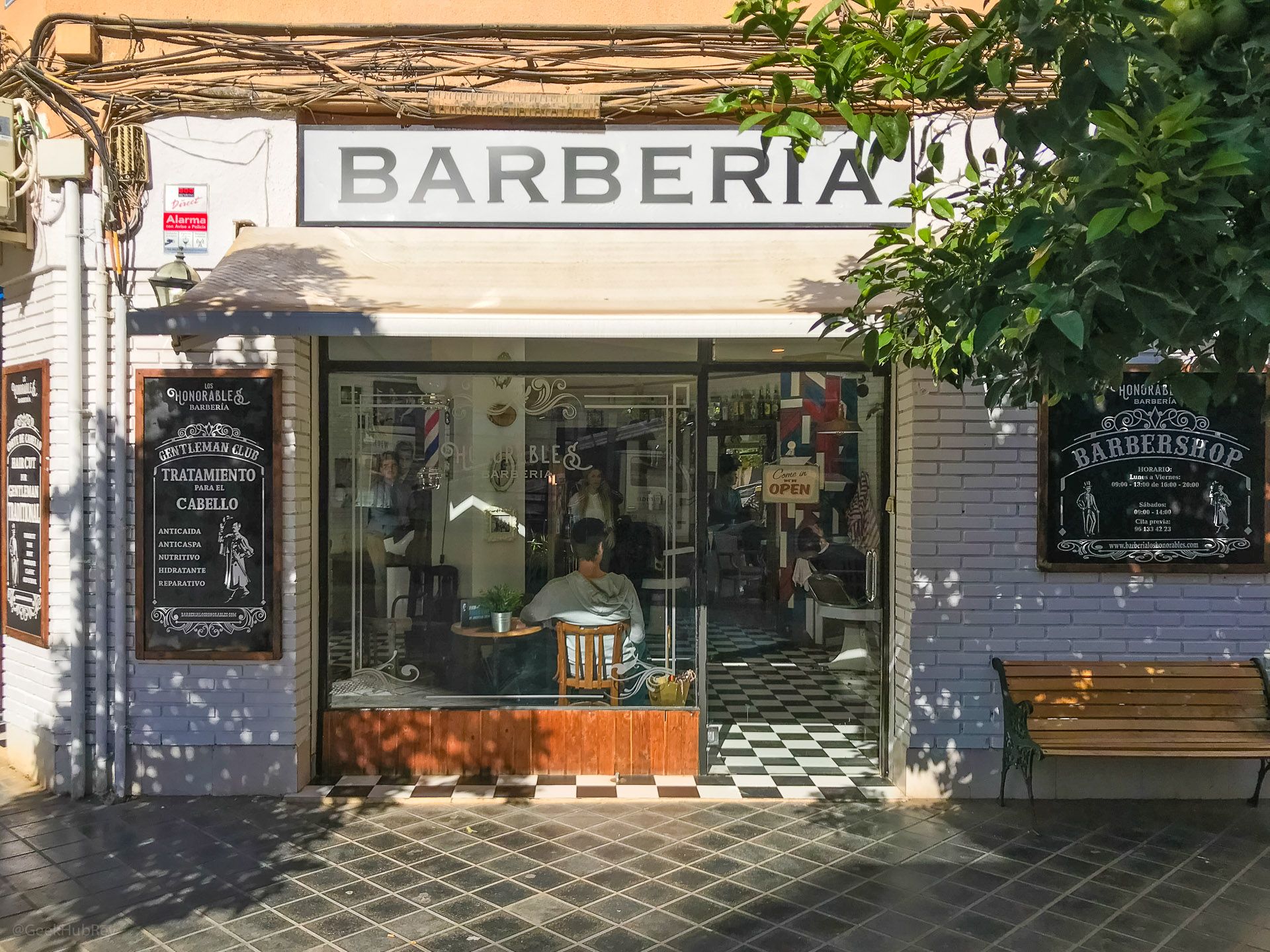 wejście do zakładu fryzjerskiego Los Honorables Barberia