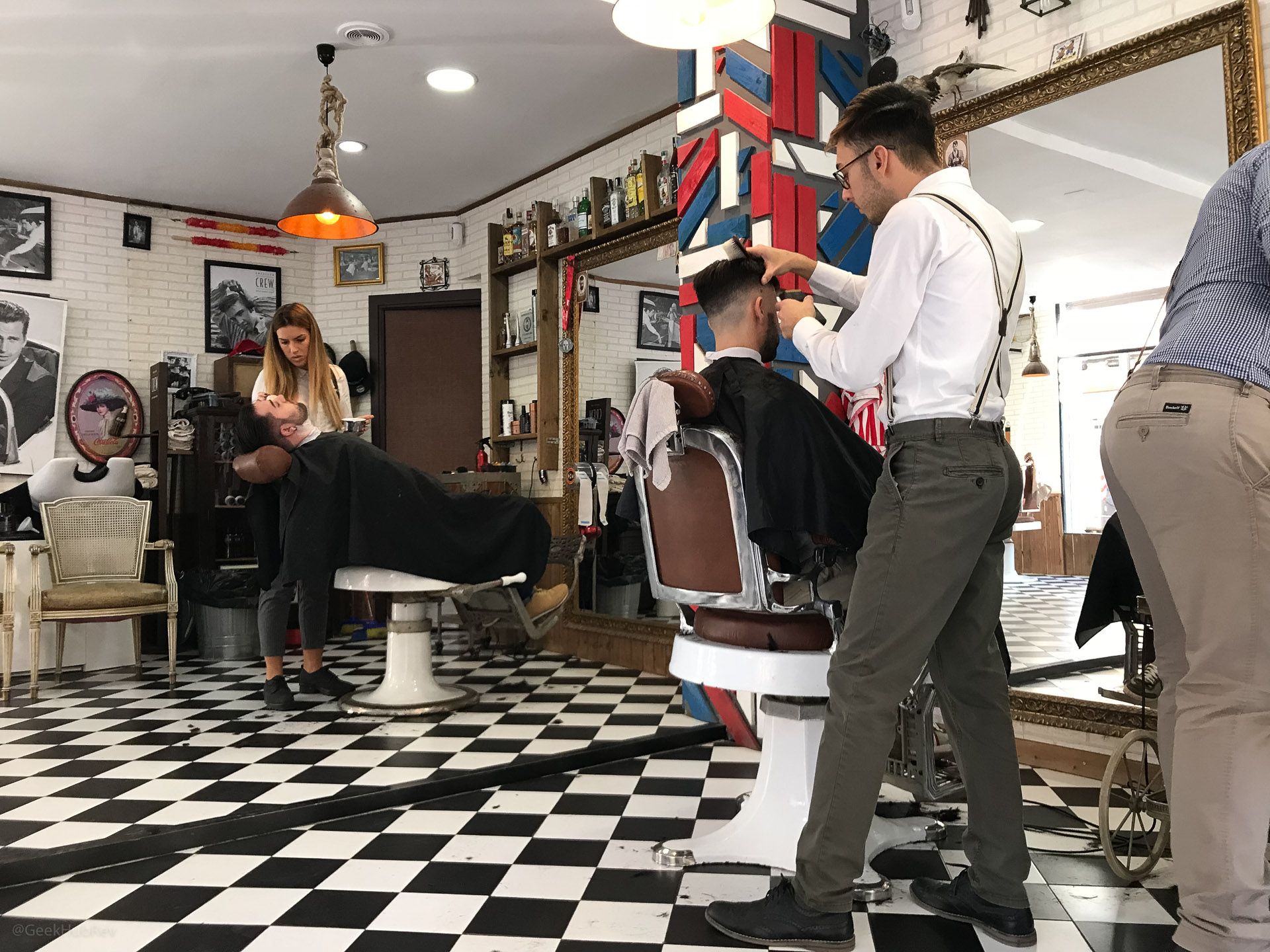 Wnętrze zakładu fryzjerskiego Los Honorables Barberia