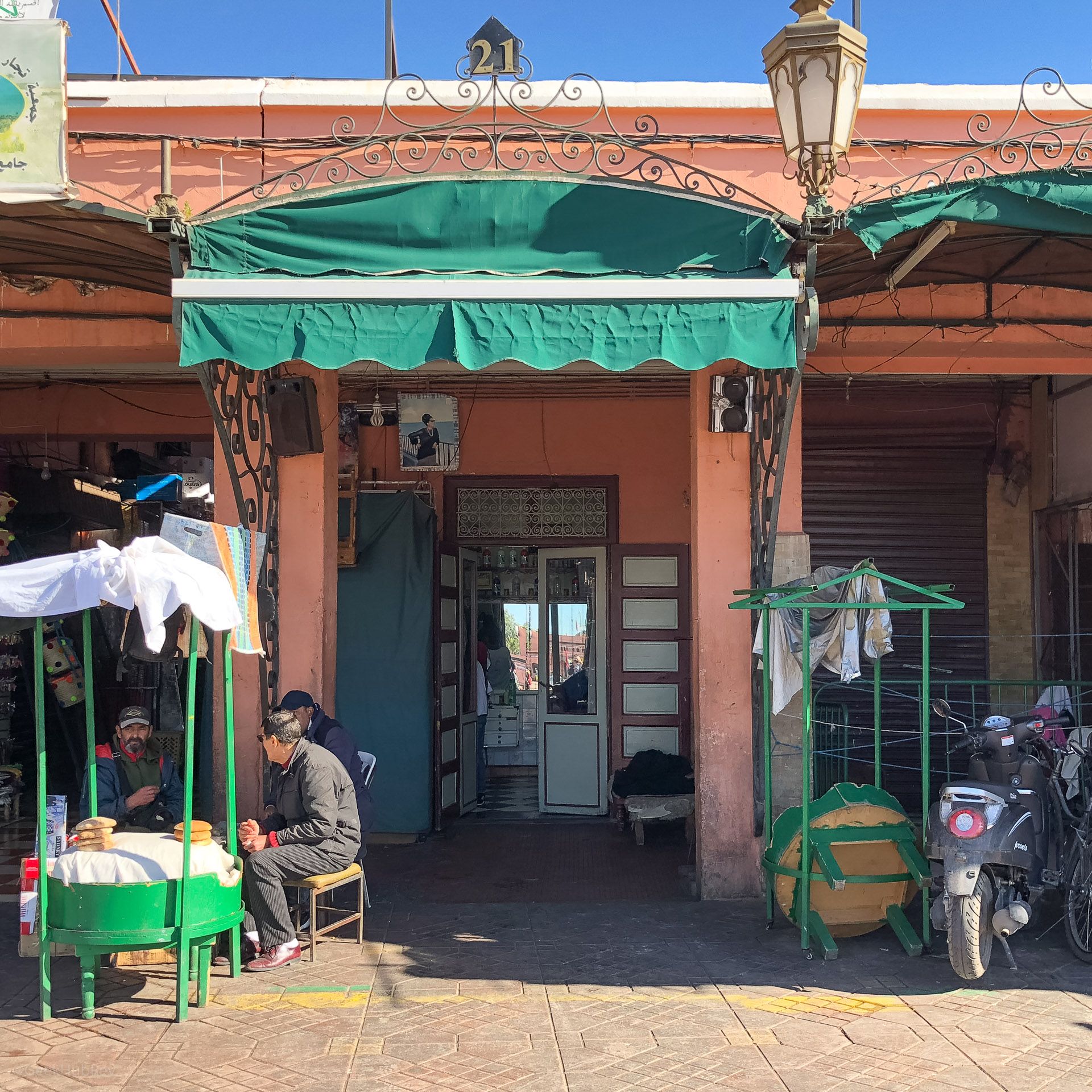 Zakład fryzjerski przy Jemaa el-Fna 21 w Marakeszu (Maroko)