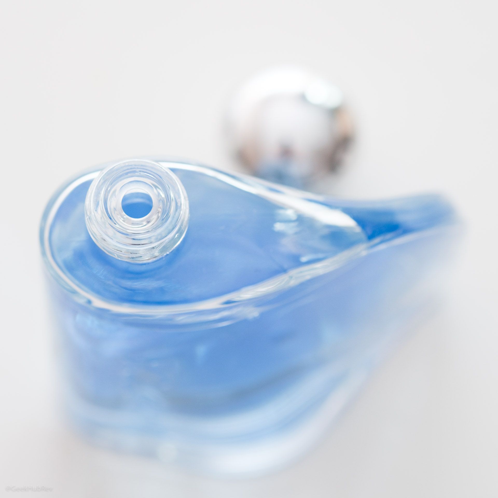 Dozownik w butelce wody po goleniu Nautica Blue After Shave Lotion
