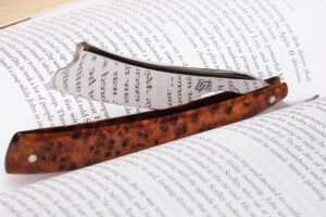 Read more about the article Brzytwa Lewy&Cichy 7/8 Thuya Wood – brzytwa idealna